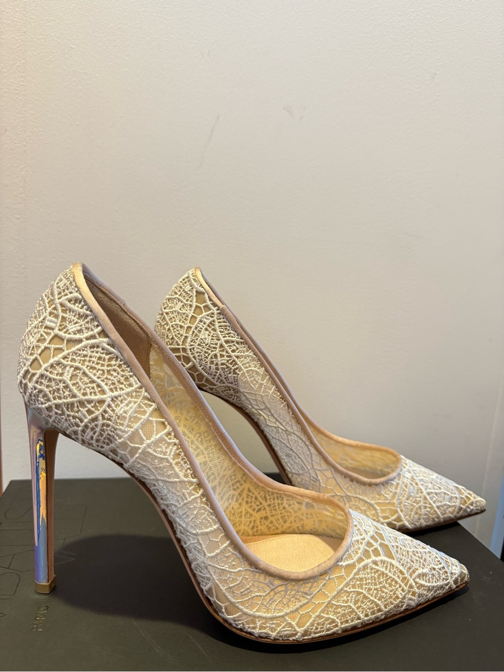 New Giambattista Valli Lace Pointed-Toe Stiletto Pumps in Cream with Mirror Heel
